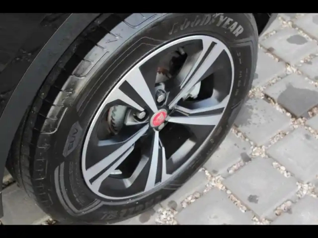 Jaguar E-Pace p300e phev 309ch r-dynamic s — photo 18