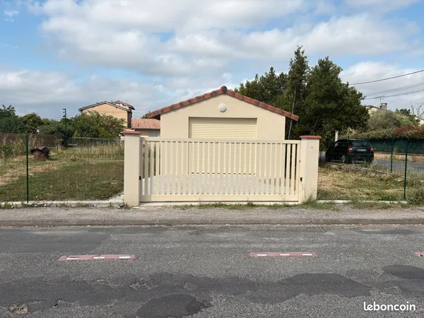 Grand garage sécurisé 40 m2 Portail + rideaux motorisés à Lavaur Centre