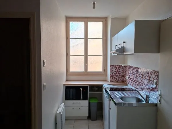 Charmant studio meublé, fonctionnel et idéalement situé
