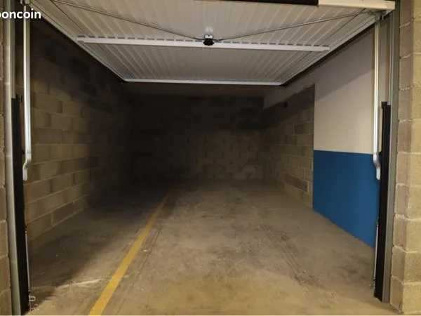 GRAND GARAGE/BOX (18,6m CARRE) ST-ETIENNE
