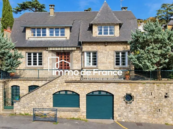 Maison de ville accessible de plain pied, 193 m², 4 chambres, garage double, terrasses et jardin