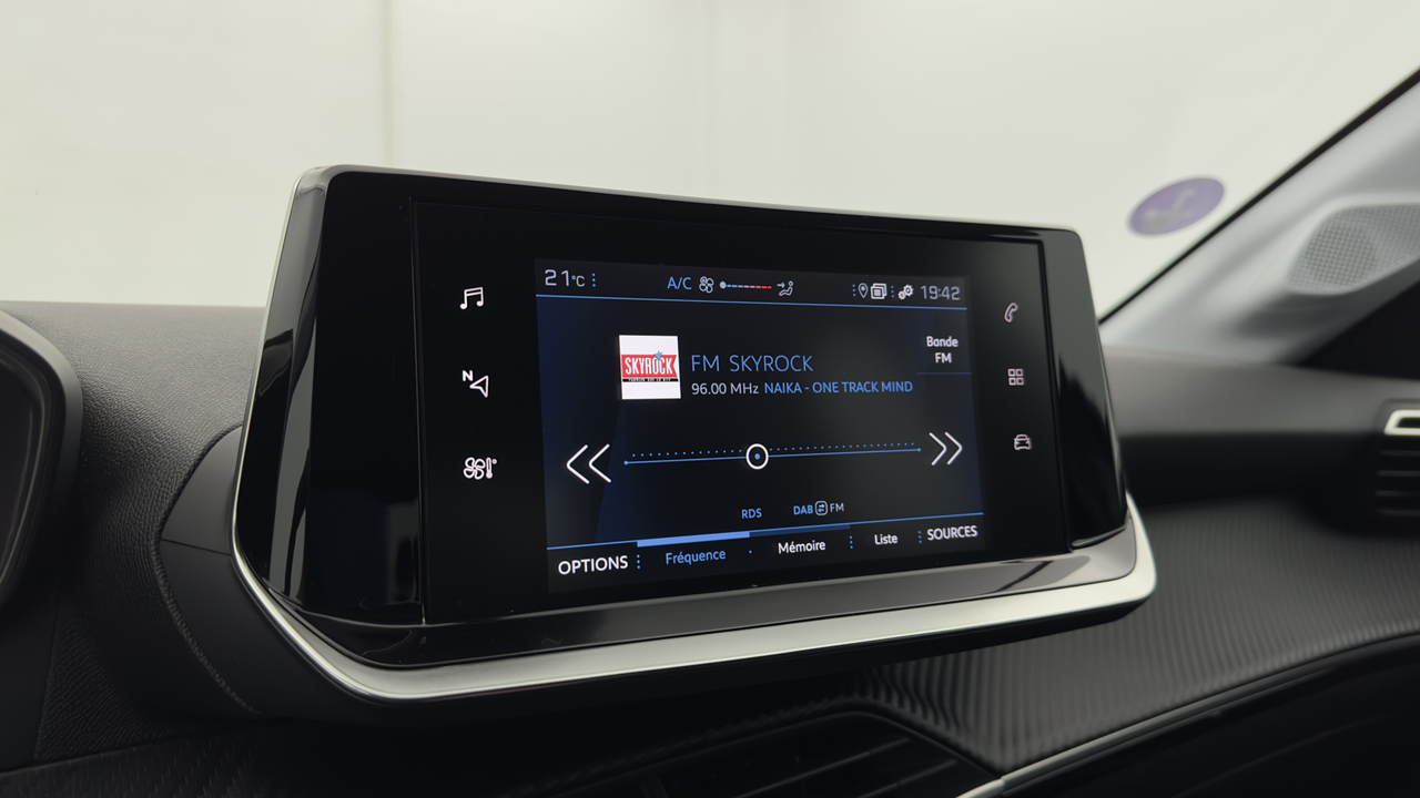 Peugeot 208 PureTech 100 S&amp;S EAT8 — photo 28