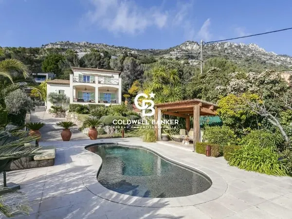 La Turbie - Villa d'environ 242 m² avec vue mer, piscine et grandes terrasses, proche Monaco