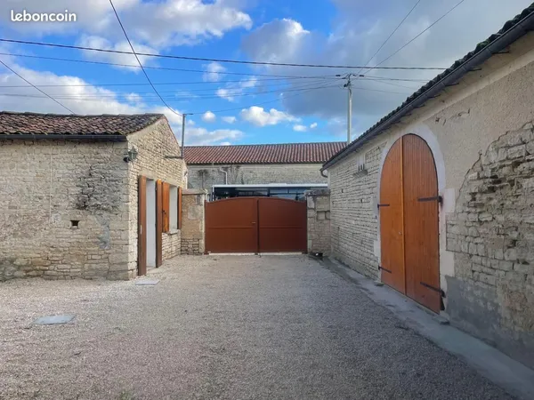 Location Maison 2 pièces meublée avec cour et dépendances