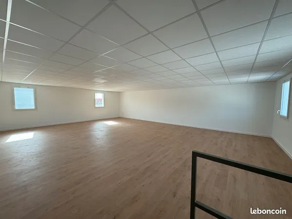 Bureau avec 2 places de parking 90m2