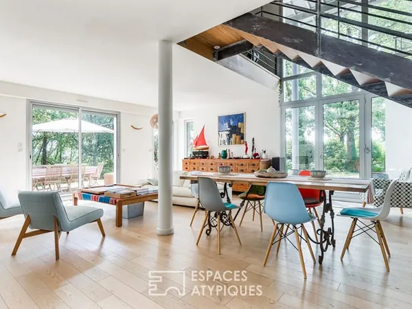 Maison d'architecte « dedans-dehors » sur parc boisé