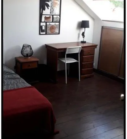 Chambre meublée avec salle de douche