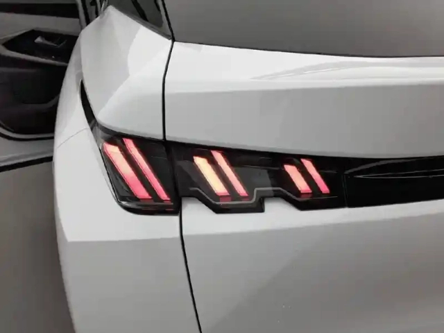 Peugeot 3008 hybrid 136 e-dcs6 — photo 40