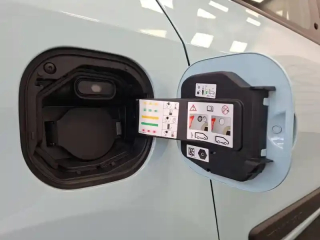 Renault Twingo iii e-tech — photo 37