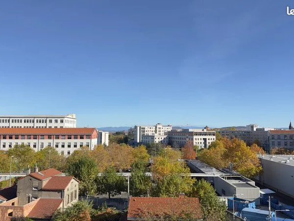 T2 meublé neuf - dernier étage - grande terrasse - vue cathédrale - 690 cc