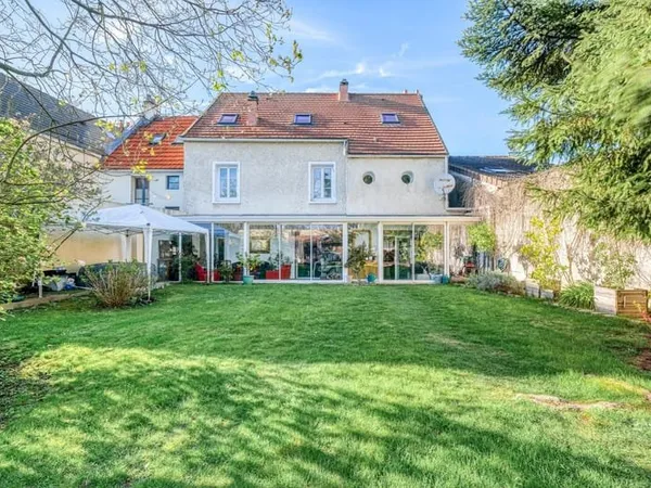 Grande maison - 4 chambres - beau jardin