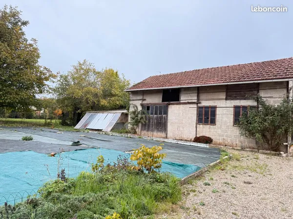 Bâti à réhabiliter avec terrain d'environ 880 m² - Beau potentiel