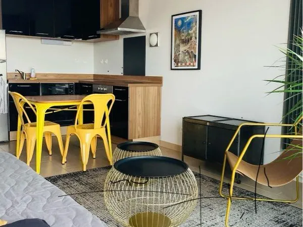 AU PIED DU METRO ST-AGNE - T2 meublé de 39m² - Climatisation