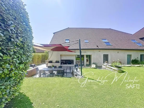 Magnifique maison en pierre avec intérieur contemporain