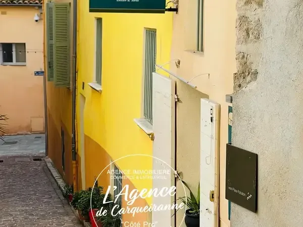 A vendre fonds de commerce restaurant idealement situe au centre ville de hyeres sur une place plein
