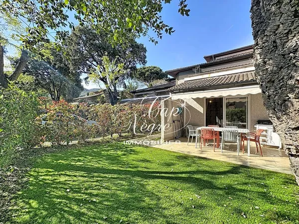 Appartement type 2 pièces + cabine avec jardin situé à quelques pas de la plage de Cavalière