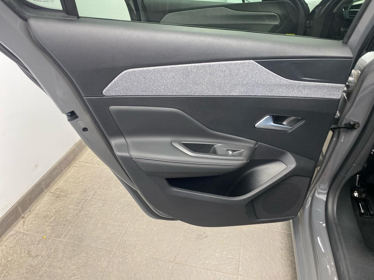 Peugeot 308 hybrid 145 e-dcs6 allure — photo 20