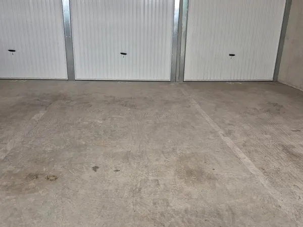 Box ferme et parking a louer