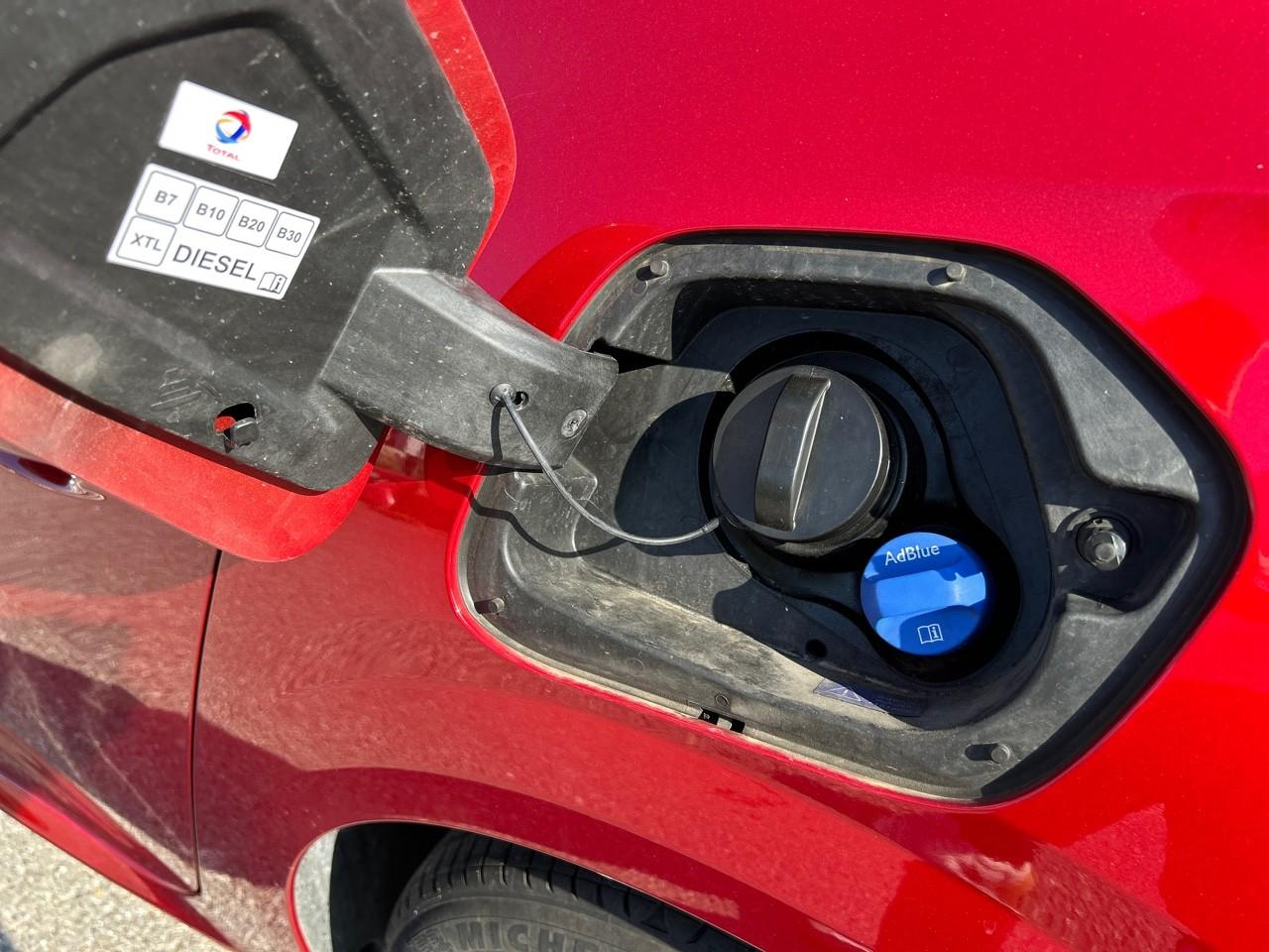 Peugeot 208 1.5 bluehdi 100ch s&s allure pack — photo 18