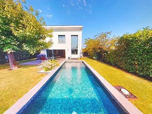 Maison 210m2 5 chambres Piscine Studio indépendant et Garage