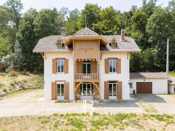 PROCHE DE BERAT, MAISON DE 375 M² AVEC PARC 4HA