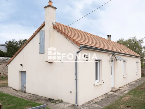 Maison de plain-pied avec grand garage et terrain clos - Connerré