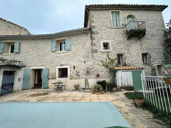 VAUNAGE Maison en pierres 8 pièces avec jardin pisccine et grand garage