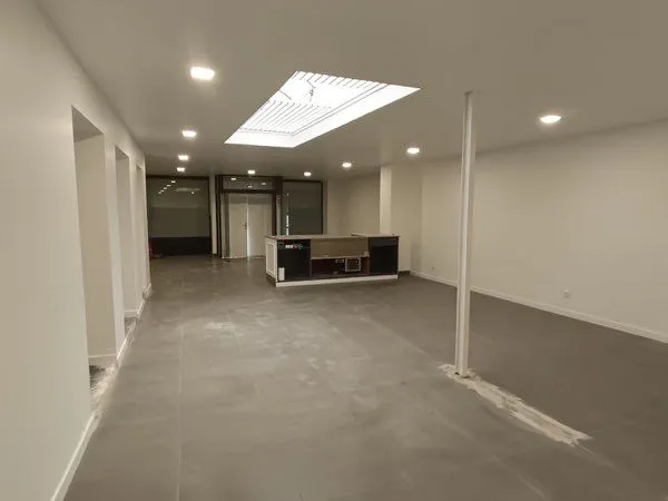 Roubaix - Immeuble commercial sur 3 niveaux - Environ 230 m² avec terrasse