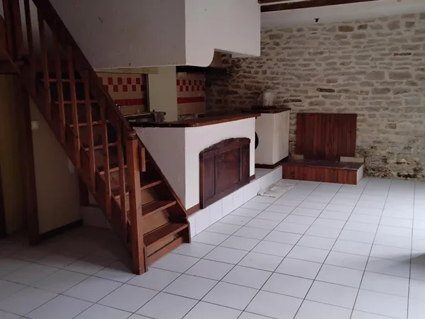 Située dans un quartier calme, cette maison de ville est agréable, elle est rénovée en partie.