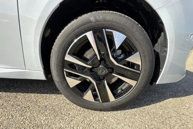 Peugeot 208 electrique 50 kwh 136ch — photo 31