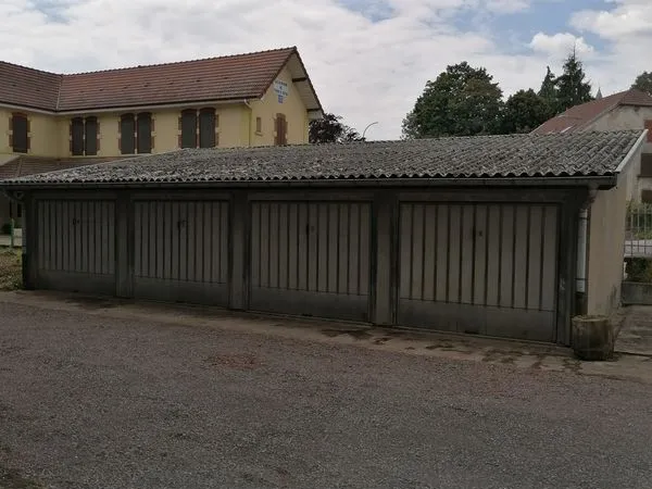 Grand garage 18m2 proche centre-ville 60 euros charges comprises