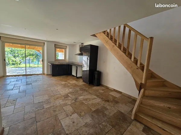 À louer appartement avec terrasse extérieure, entièrement refait à neuf