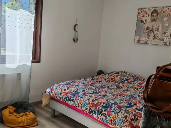 L'eau grande chambre aménagé avec télé armoire lit deux places dans maison 100 mètres carrés à peill