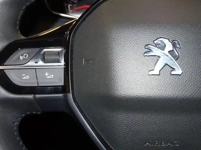 Peugeot 208 1.2 puretech 100ch s&amp;s style 118g — photo 11