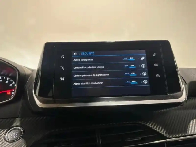 Peugeot 2008 1.2 100 s&amp;s allure carplay radars clim auto — photo 15