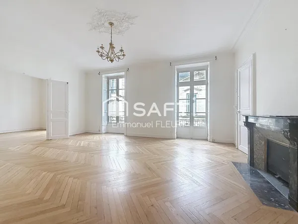 Lumineux appartement haussmannien de 109 m² à 10 min de la Place Royale