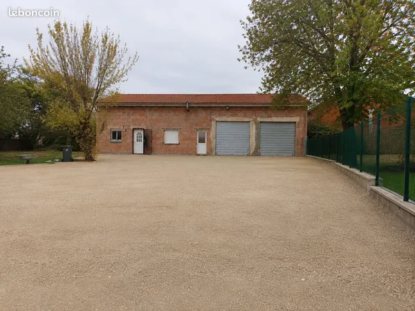 A vendre bâtiment et garage