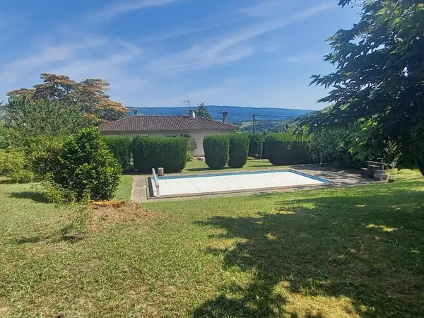 Belle villa plain pied avec sous-sol et jardin