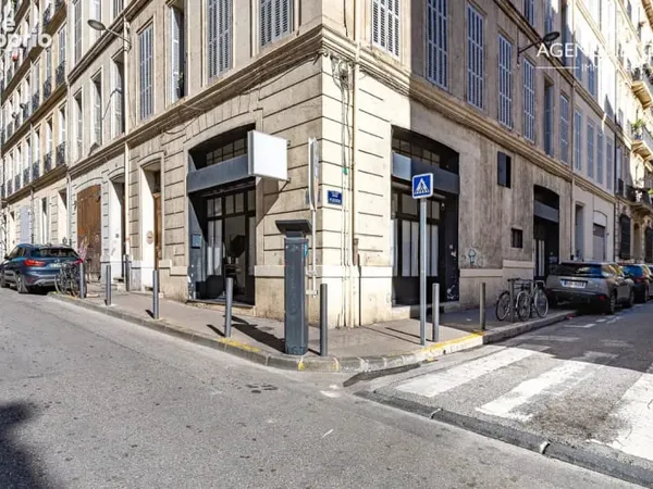 MARSEILLE13001 Loft de 134 m2 double affectation commerciale/bureau et habitation.