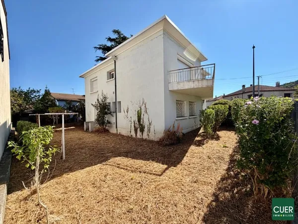 VALENCE - Maison de 125 m2 avec jardin, parkings et garages.