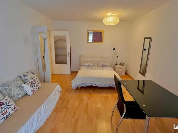Studio meublé 33m² + terrasse 15m² — Résidence piscine/tennis/salle de sport - 990/mois CC