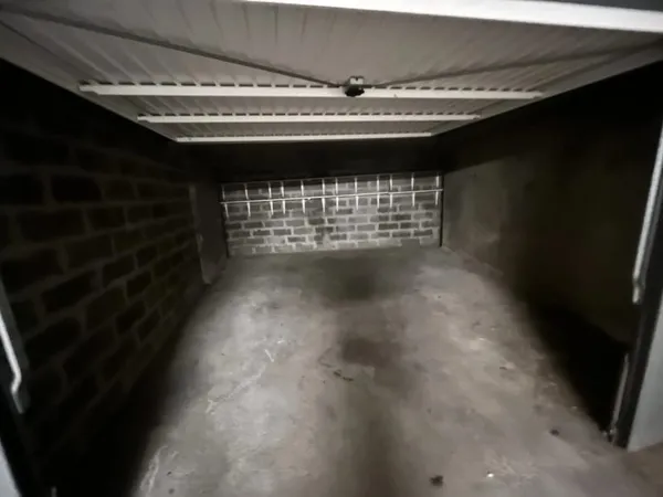 Grand garage fermé a louer