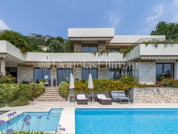 VENCE : Une très belle villa contemporaine avec vue mer panoramique