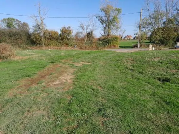 Terrain à bâtir de 673m² à Montcel