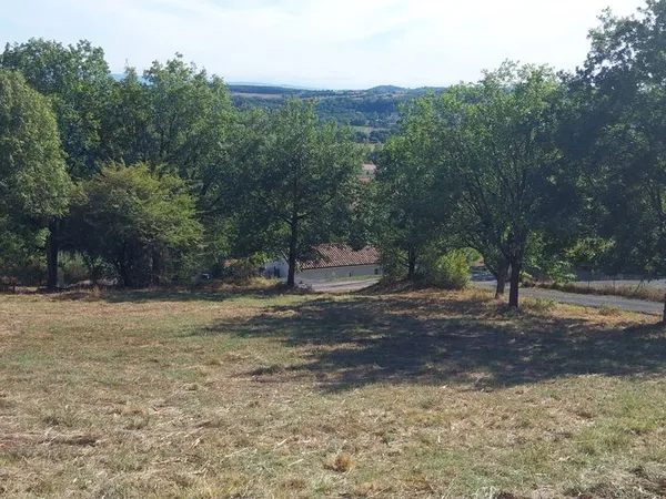 Terrain constructible et viabilisé de 1 425 m² - Hauteurs de Réalmont - Belle vue - Arboré