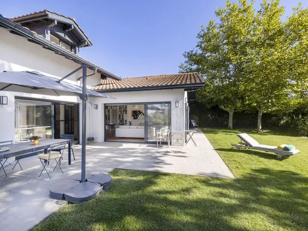 ST JEAN DE LUZ : STE BARBE - MAISON FAMILIALE A DEUX PAS DES PLAGES
