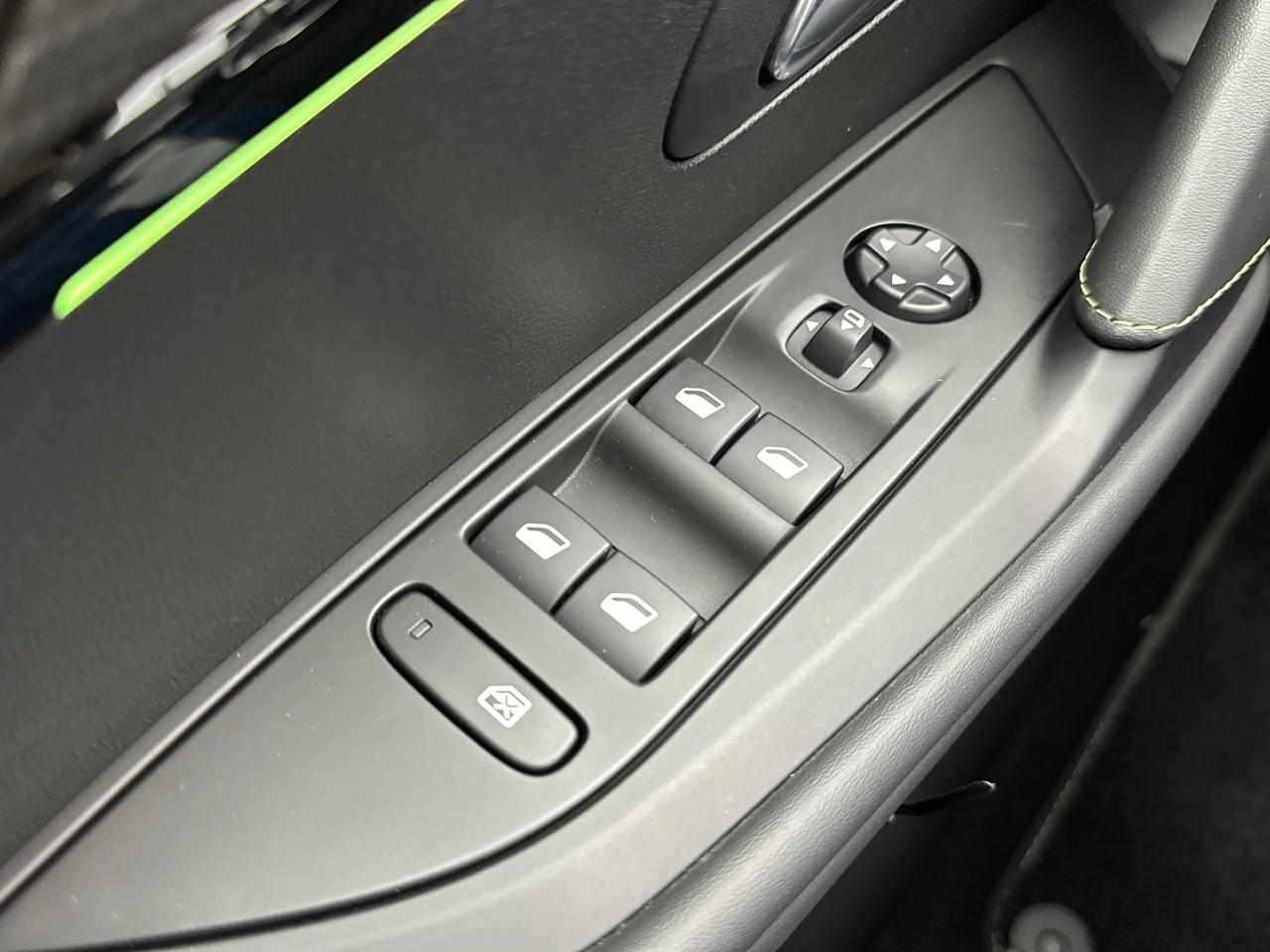 Peugeot 208 puretech 100 s&s bvm6 gt — photo 15