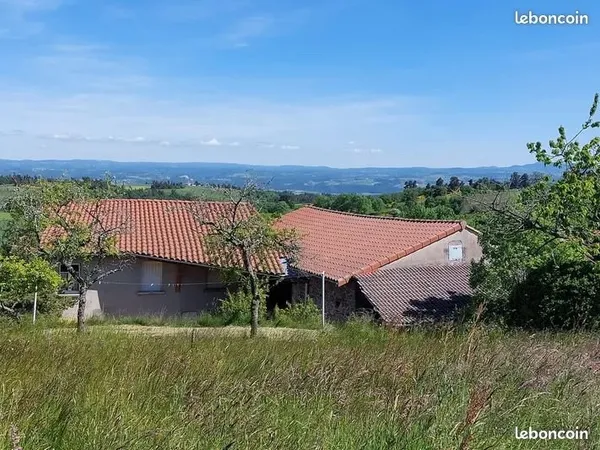Maison vue imprenable et grandes dépendances