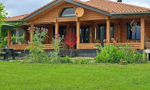 Maison originale en bois avec une vue magnifique sur les Pyrénées