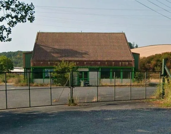 Location entrepôt / Local commercial industriel a ZAE Coursac